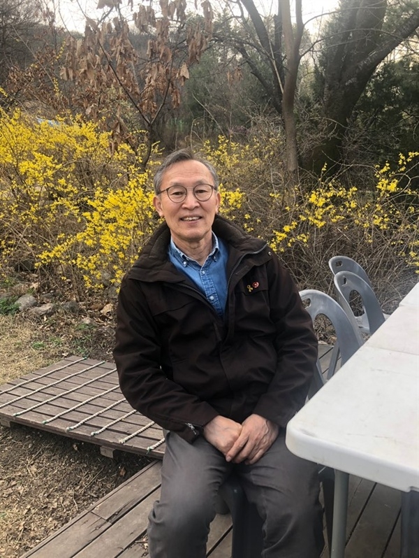 고기교회 안홍택 목사는 4.16 희생자 가족들과 함께 목공 일을 하면서 