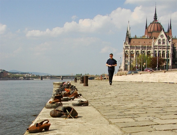 나치에 의해 다뉴브 강에서 죽어간 유태인들을 기리는 작품 '다뉴브 강가의 신발들'. ⓒ Mirna Maric