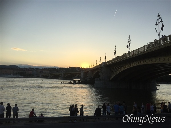 어둠이 깃드는 토요일 주말 저녁에도 추모객으로 붐비는 다뉴브강 마가렛트 다리. ⓒ 클레어함