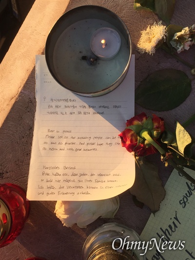 한국어와 영어, 독일어로 희생자들을 추모한 쪽지. ⓒ 클레어함