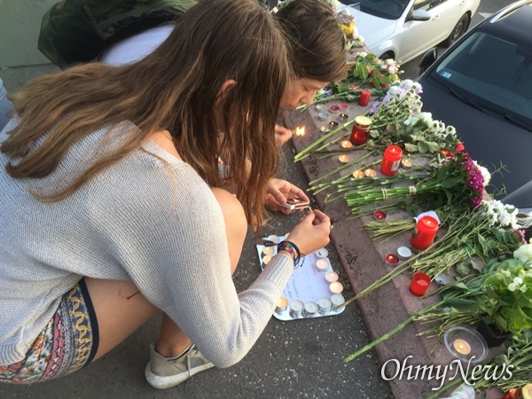 추모의 촛불을 켜다. ⓒ 클레어함