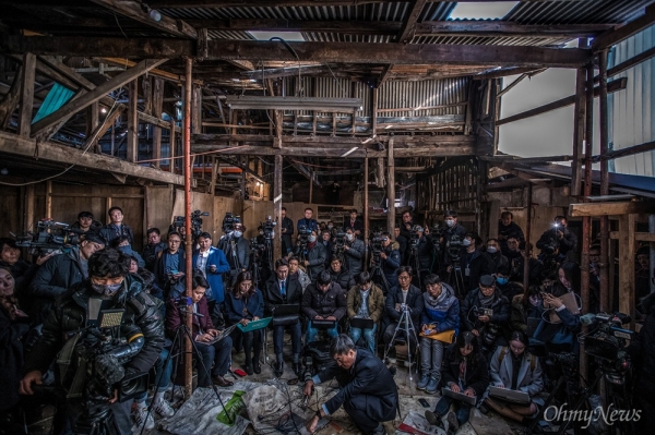 목포 원도심 투기의혹을 받고 있는 손혜원 무소속 의원이 전남 목포 역사문화거리 박물관 건립 희망지에서 기자회견을 가졌다. 앞에 녹음중인 사람은 본보 기자였던 김성회 손혜원 의원 보자관(사진:오마이뉴스)