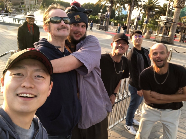 노숙인 친구와 함께 (왼쪽 전면: 이용석, 오른쪽 후면: 이원섭)