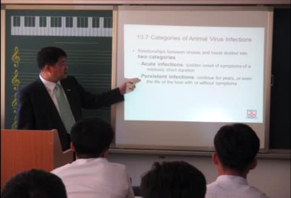 강의를 진행하고 있는 이흥우 교수 (이흥우 교수 제공)