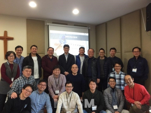 목회자 에스라 1기를 마치고 기념촬영을 했다 (김영봉 목사)