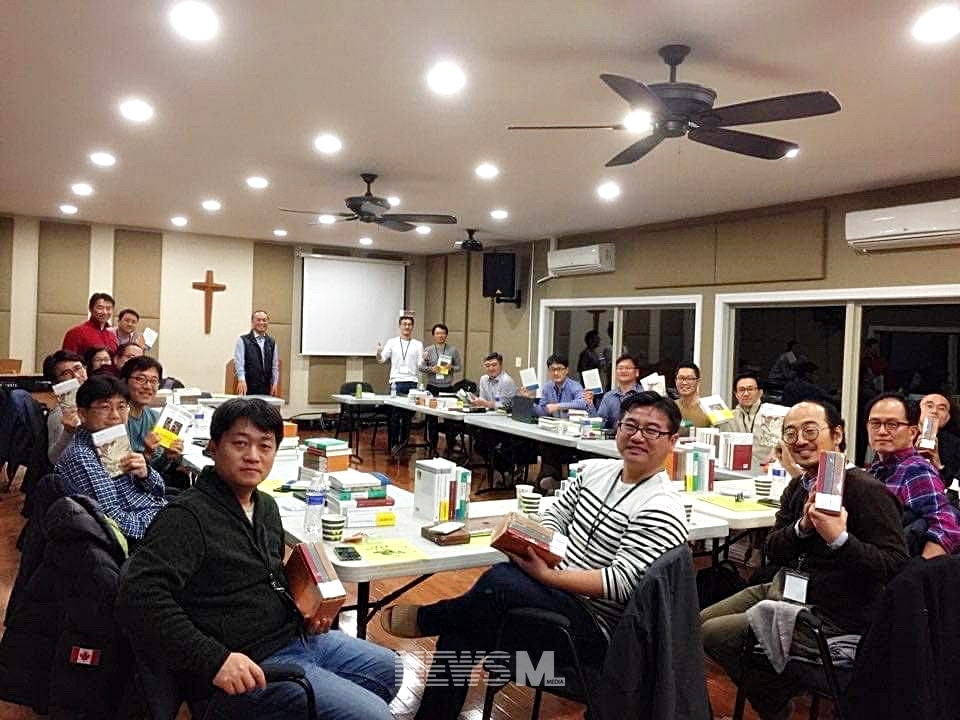 목회자 에스라 1기를 마치고 환담을 나누고 있다 (김영봉 목사)