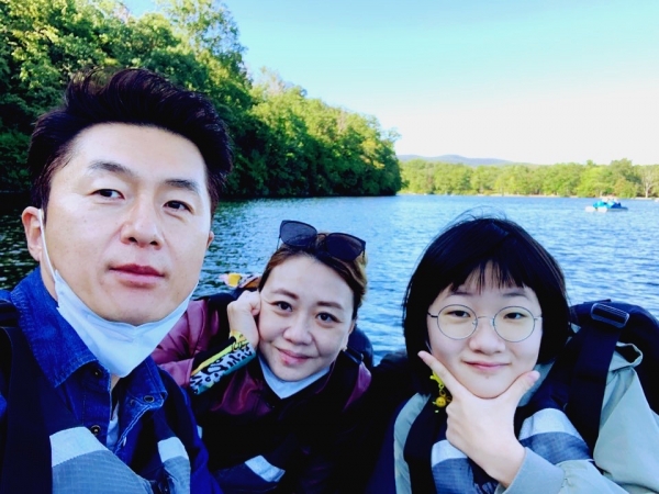 세아의 가족. 아빠 박동환 씨, 엄마 나영수 씨.코비드-19라 멀리는 못가고 동네만 가끔 다녔다는 이민 일년차 가족.