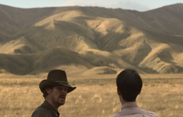 필과 피터가 개 입 모양의 산을 바라보고 있다. 필은 자기만 볼 수 있었던 그 형상을 피터도 봤다고 하자 놀라서 산 대신 피터를 바라본다. 그러나 실제로 피터는 그 형상을 보지 못했을 것이다.