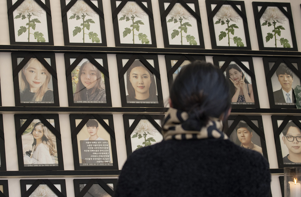 지하철 녹사평역 들머리에 마련된 이태원참사 희생자 시민분향소. 분향소엔 유가족이 공개에 동의한 희생자 영정사진이 안치돼 있다. Ⓒ 사진 = 지유석 기자