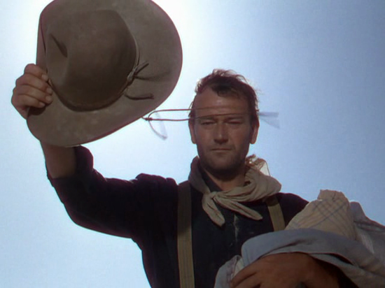 영화의 한 장면, 존 웨인이 사막에서 태어난 아기를 안고 있다