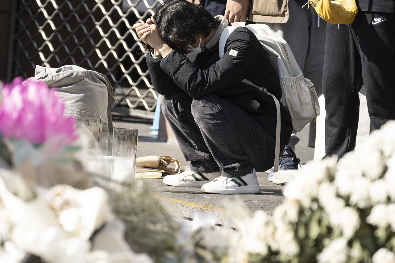 6일 오후 지하철 6호선 이태원역 1번 출구 추모 공간은 추모객의 발길이 줄을 이었다. Ⓒ 사진 = 지유석 기자