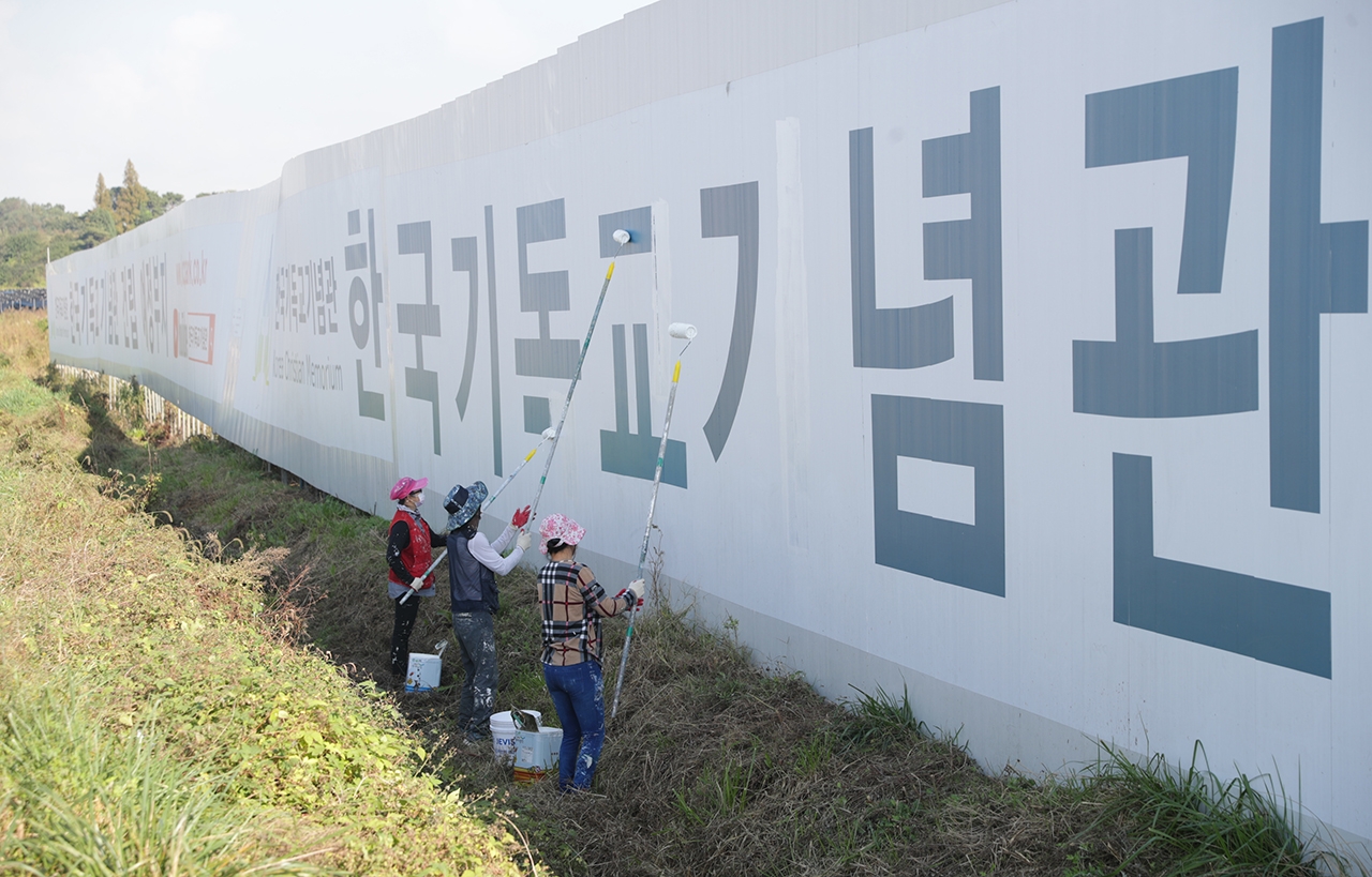 천안시는 지난 2021년 10월 한국기독교기념관이 허위 과장광고를 하고 있다며 행정대집행을 실시했다. 그런데도 이들은 세계 최대 예수상을 짓겠다며 버젓이 착공 감사예배까지 드렸다. Ⓒ 사진 = 천안시청 제공