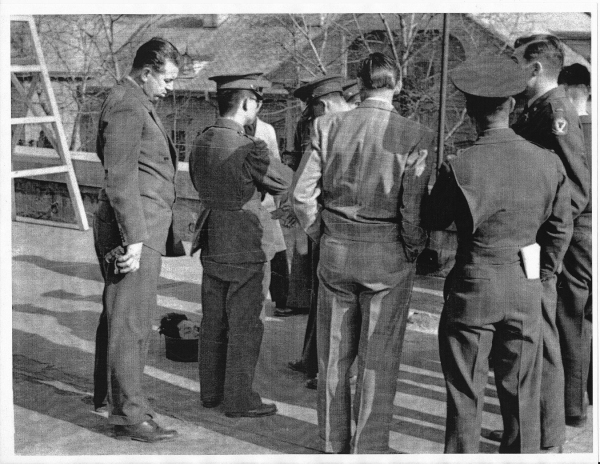 사진에는 1949년 처형현장이라는 설명이 붙어 있다. 제일 왼쪽 키가 큰 사람이 하우스만이다.