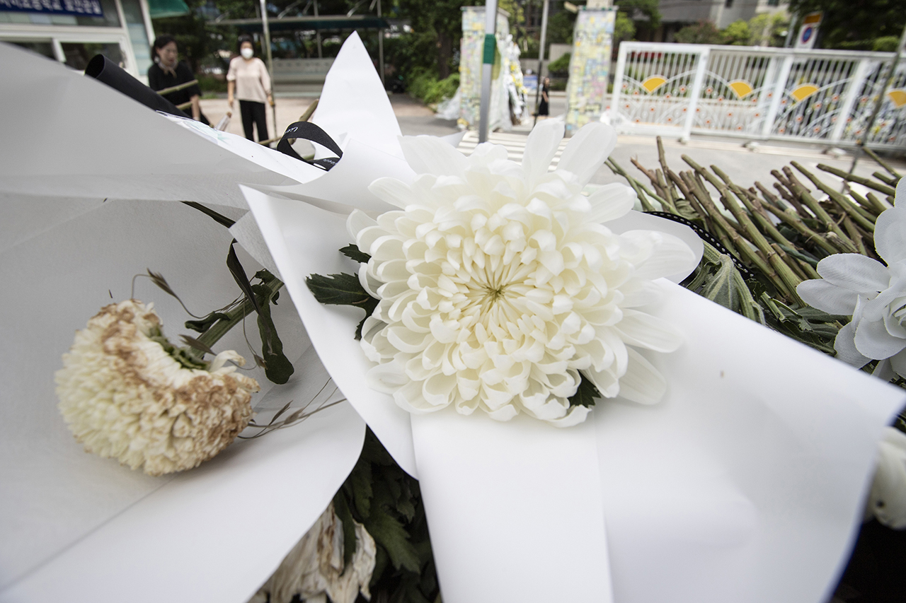 비극이 벌어진 서울 서초구 서이초등학교. 학교 주변은 근조화환과 추모 글귀를 적은 포스트잇으로 빼곡하다. 그리고 평일임에도 조문객들의 발걸음이 이어지고 있다. Ⓒ 사진 = 지유석 기자