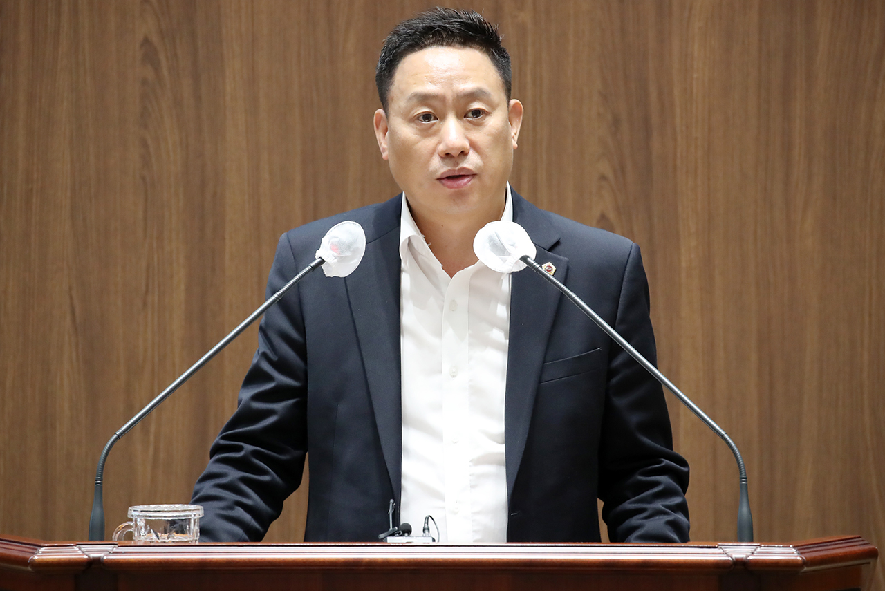 아산에 지역구를 둔 국민의힘 박정식 도의원(아산 3)이 25일 숨진 서이초 교사 추모공간에 “삼가 고인의 명복을 빕니다. 학생인권조례 반드시 폐지하겠습니다”는 글귀를 포스트잇에 적어 붙였다가 전교조 등으로부터 반발을 샀다. Ⓒ 사진 = 충남도의회 제공