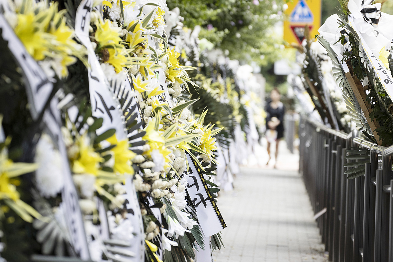 비극이 벌어진 서울 서초구 서이초등학교. 학교 주변은 근조화환과 추모 글귀를 적은 포스트잇으로 빼곡하다. 그리고 평일임에도 조문객들의 발걸음이 이어지고 있다. Ⓒ 사진 = 지유석 기자
