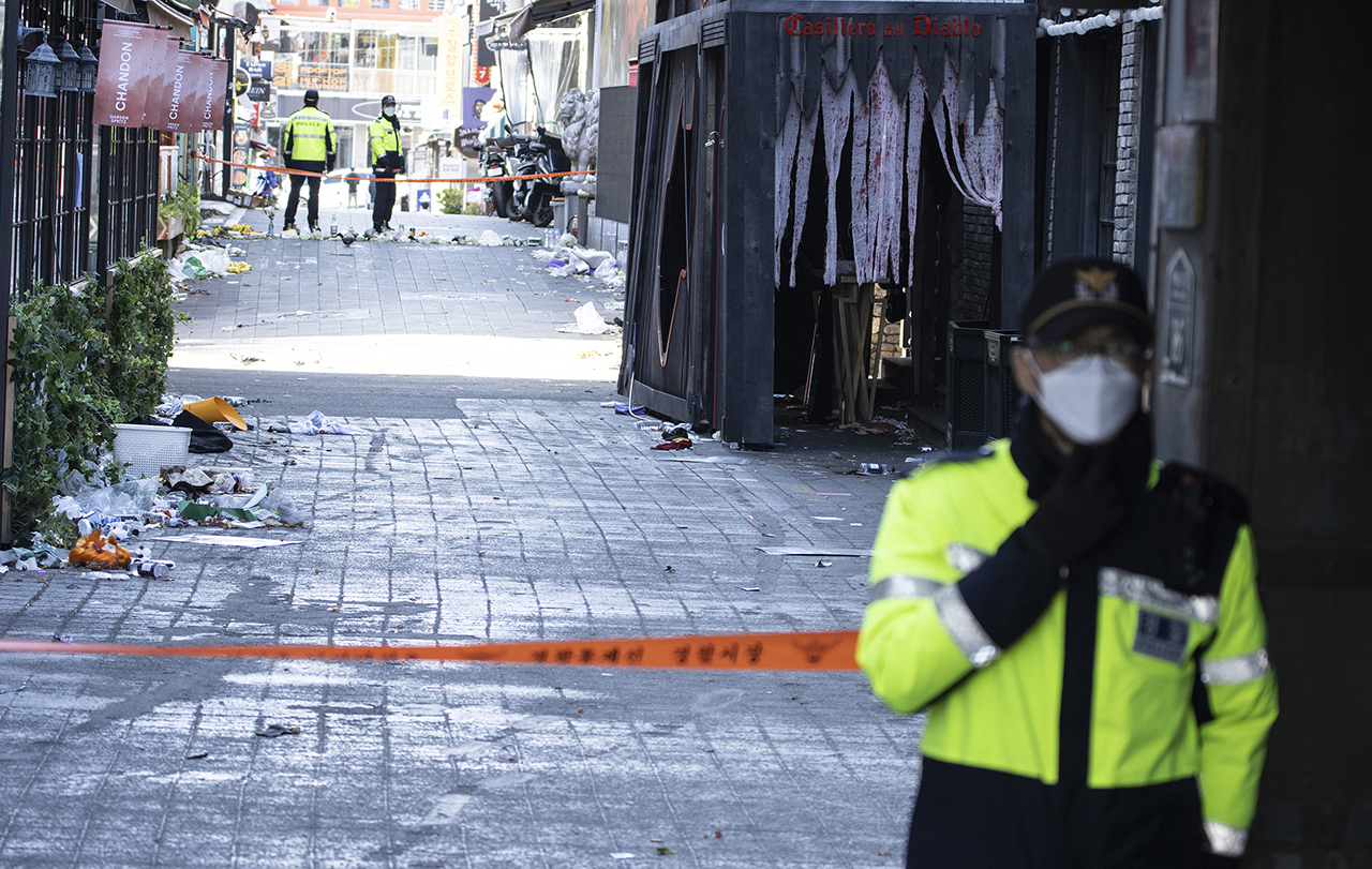 156명의 목숨을 앗아간 사고현장. 6일 오후 지하철 6호선 이태원역 1번 출구 추모 공간은 추모객의 발길이 줄을 이었다. Ⓒ 사진 = 지유석 기자