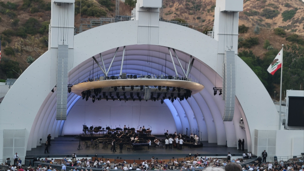 공연에 앞서 연주자들이 무대를 점검하고 있다