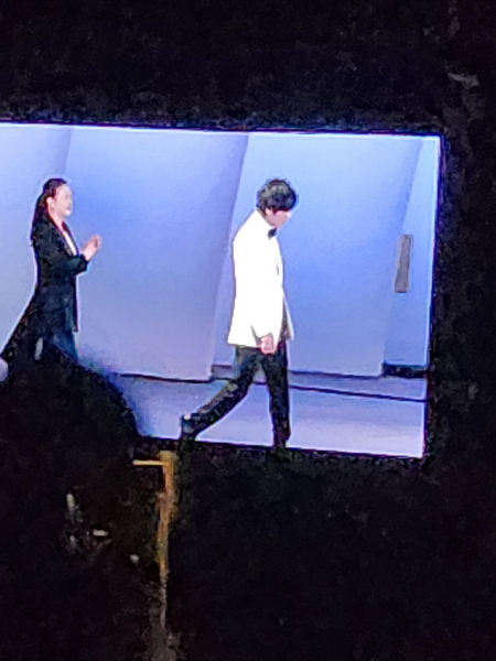 임윤찬 피아니스트와 성시연 지휘자가 무대에 입장하고 있다.