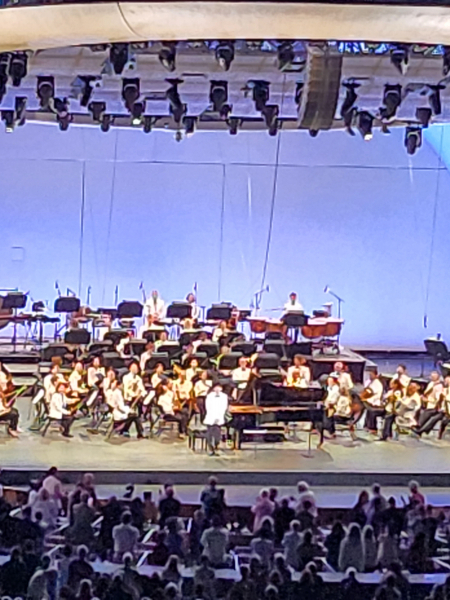 연주가 끝난 뒤 기립박수를 보내는 관객들에게 임윤찬 피아니스트가 인사하고 있다