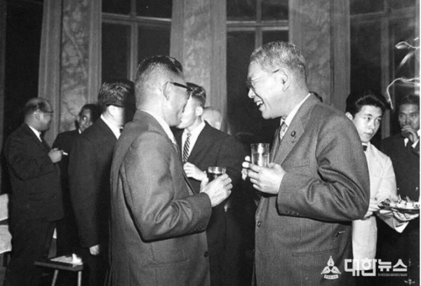1961년 박정희와 이케다 / 사진 출처 : 대한 뉴스 자료사진