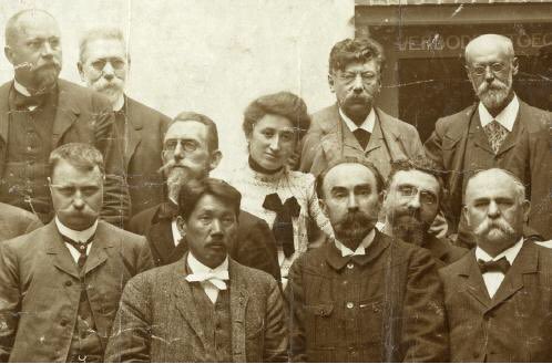 앞 줄 일본인이 가타야마 센이고 그 오른 쪽이 플레하노프다. 1904년 제 2인터내셔날 대회, 암스테르담
