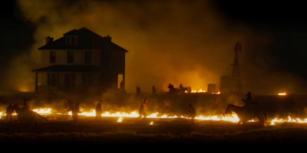 극중 악인 윌리엄은 보험금을 타기 위해 자신의 농장에 불을 지른다. 스코세이지 감독은 이 장면을 롱테이크 하며 어두운 빛의 향연을 연출한다. 화염속 실루엣들은 서로 싸우거나 죽이는 것 같기도 하고 춤을 추는 것 같기도 하고 농사를 짓는 것 처럼 보인다. 지금 미국의 현실이 어두운 빛 속의 실루엣같다.