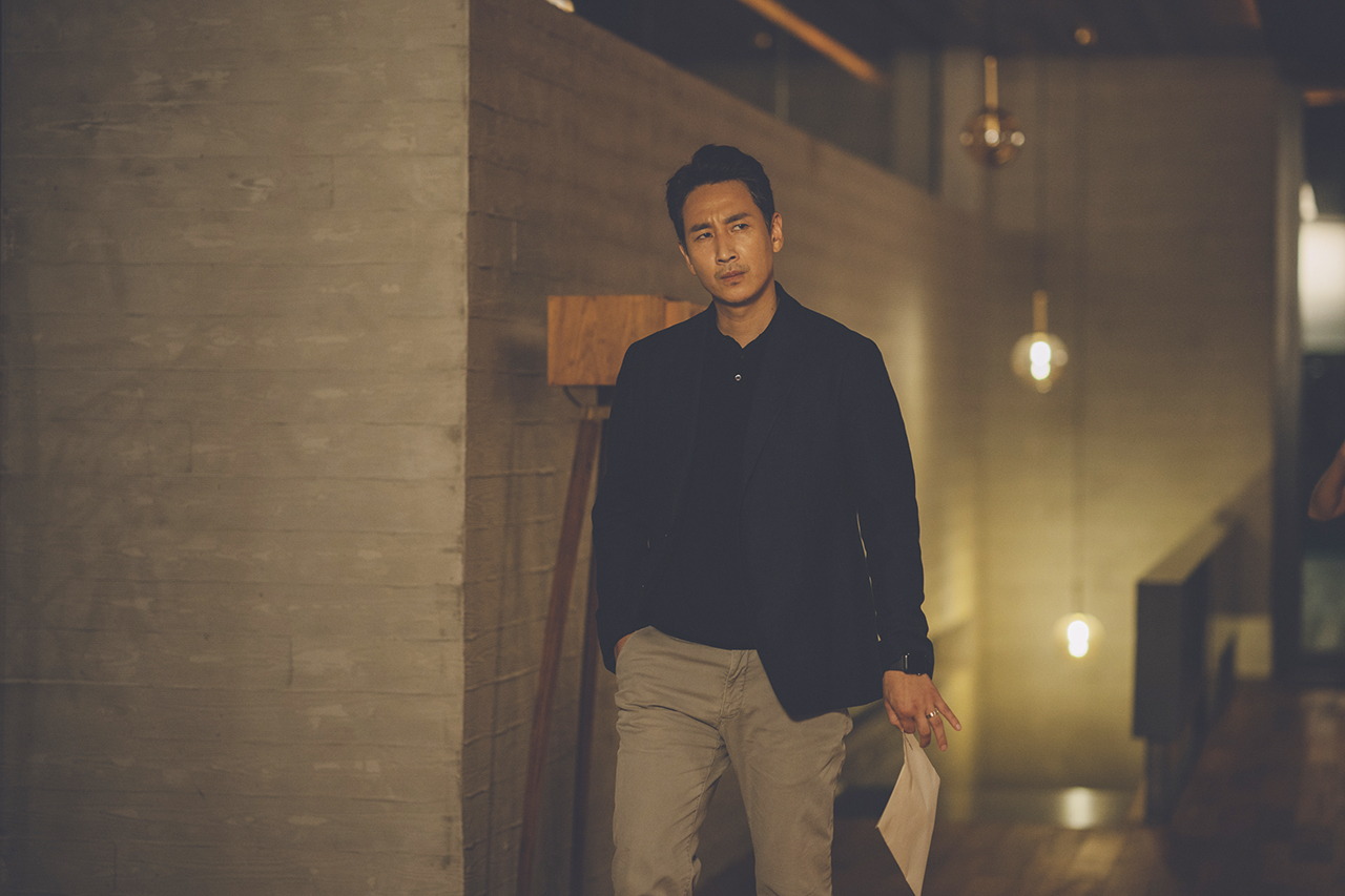 비영어권 첫 아카데미 작품상 수상작 ‘기생충’ 주연배우 이선균. 그는 비극적으로 세상을 등졌다. Ⓒ CJ 엔터테인먼트