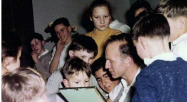 콜로니아 디그니다드에서 아이들에게 둘러 싸여있는 폴 쉐퍼.