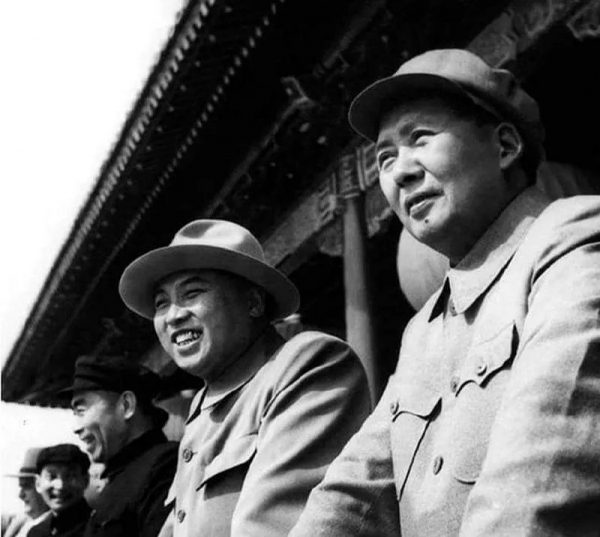 오른쪽 부터 마오쩌둥, 김일성, 저우언라이