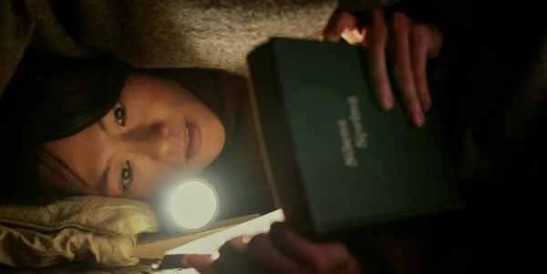 극중 예원제가 몰래 '침묵의 봄'을 읽고 있다.