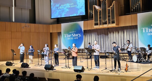 찬양팀은 각 교회 청년들로 조직되어 집회내 찬양으로 봉사했다. @ 미주뉴스앤조이.