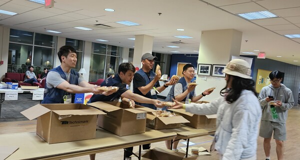 자원봉사자들의 임무중 하나는 참가자들을 살피는 일이다 저녁 집회후 야식을 나누어 주고있다. @ 미주뉴스앤조이