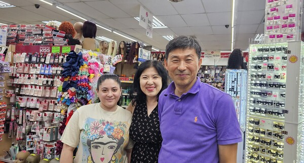 가게를 돕고있는  Grilly와 자리한 백의흠목사 부부. Grilly씨는 종업원이라기 보다 가족이다 작년엔 남편과 함께 한국 여행을 보내주는등 그녀의 가족까지 살뜰이 챙긴다. @ 미주뉴스앤조이 