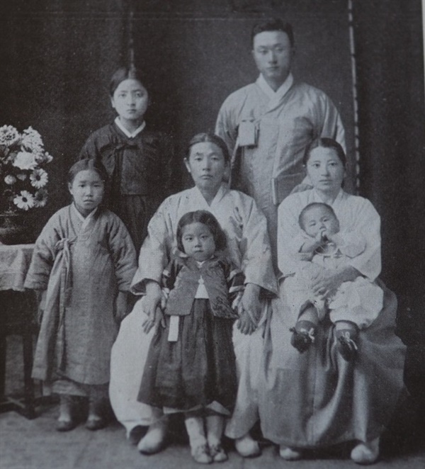▲ 김교신 선생의 가족 사진 1930년 3월(당시 김교신은 29세), 맨 뒤 왼쪽이 장녀 김진술, 오른쪽이 김교신, 중간 왼쪽이 심부름하는 아이 순선, 그 옆이 모친 양신, 부인 한매, 앞열 죄부터 차녀 김정혜, 삼녀 김시혜이다. ⓒ 김교신 전집 제4권(1975년)에 실린 사진