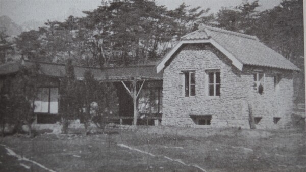 ▲ 김교신 선생의 정릉 자택 북한산 자락 정릉에 위치했던 김교신 선생의 자택. 오른쪽 돌로지은 건물은 선생이 손수 지은 서재이고 그 옆 건물은 가족과 하숙생들이 살던 주택이다. 지금은 남아 있지 않다.ⓒ 유족 제공