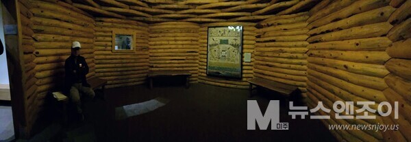 나바호 전통 가옥 '호간'에서 생각에 잠긴 안맹호 선교사