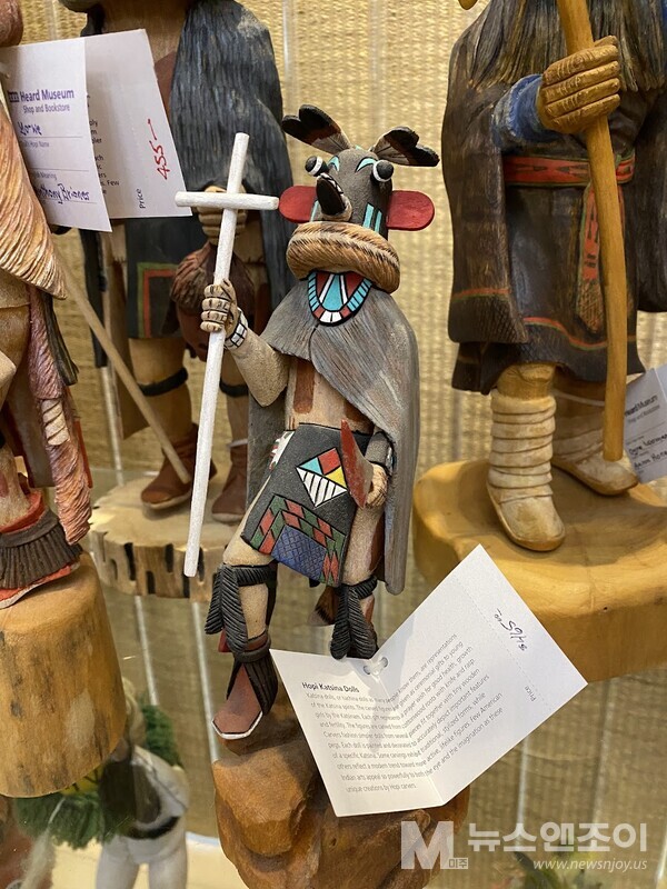 십자가와 함께 든 칼에 묻은 피는 누구의 것일까?