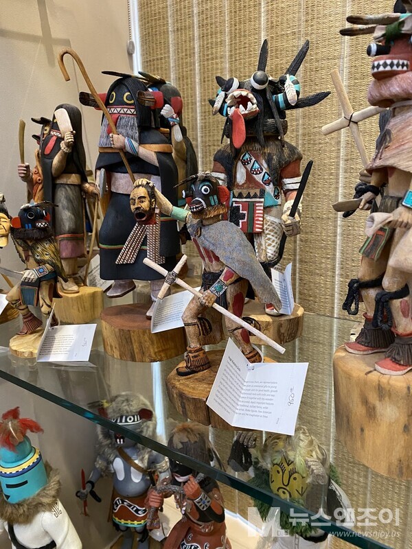 일부 카치나 인형은 기괴한 컬트 영화를 보는듯한 느낌을 준다.