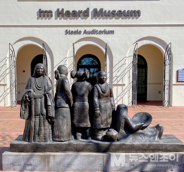 "Inter Tribal Greeting" by Doug Hyde우리의 인사의 방향은 어디일까?