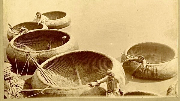 이라크인이 사용하는 꾸파, 고대 이집트인도 이런 느낌의 배를 사용하지는 않았을까? Kouffehs Sur Leuphrate (Kouffehs Sur L'Euphrate', (Kuphars on the Euphrates), 1900. A Kuphar is a type of coracle or round boat traditionally used on the Tigris and Euphrates rivers. From "Autour du Monde - Fascicule VIII". [L. Boulanger, Paris, 1900 ]. Artist Unknown.