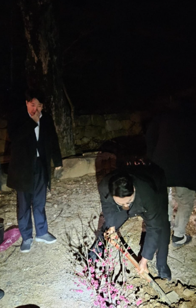 무속신앙에서 한 쪽 코를 막는 행위는 부정적인 기운이나 원치않는 영적인 영향이 몸 안으로 들어오는 것을 막고 자신에게 필요한 에너지나 기운만을 받아들이려는 행위로 해석된다. 