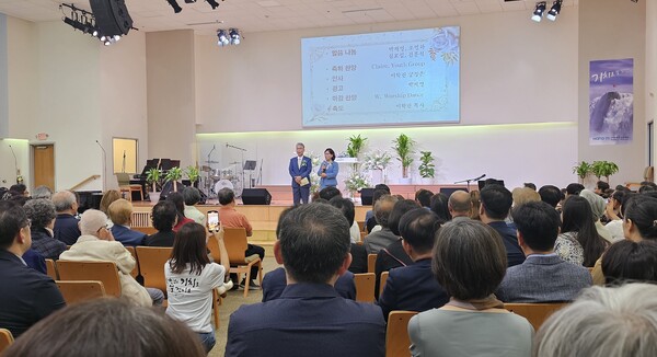 40년 목회를 마무리 하는 은퇴식이  사뭇 달랐다 여러 프로그램은 있어지만 광고시간에 그동안 감사 인사가 전부였다. @ 미주뉴스앤조이.