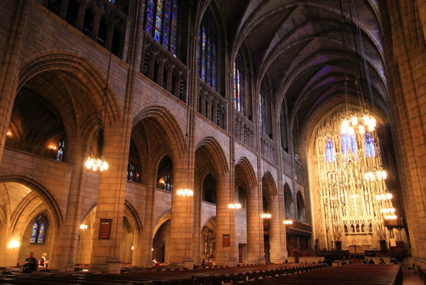 이주영(프리스카) 신부가 사목하고 있는 성 토마스 성당은 만하탄 5 Ave 53 St 위치 해있고 독특한 건축 양식과 스텐레스 글라스 창문과 섬세한 조각들이 자리하는 웅장한 건축미를 자랑한다. 특히 성 토마스 합창단을 세계적으로 인정받은 보이스 합창단 중의 하나이며 성가대와 오르간 연주로 이루어지는 예배가 특히 인상적이다.