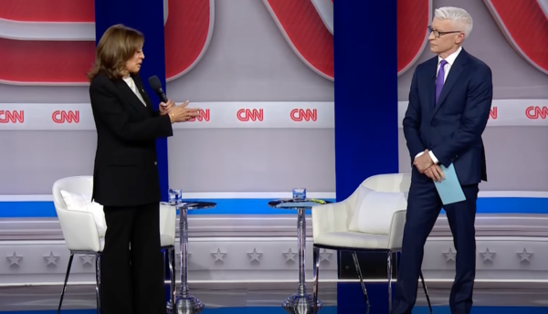 민주당 카멀라 해리스 후보가 펜셀베이니아주 타운홀 미팅에서 CNN 앤더슨 쿠퍼와 대담을 하고 있다. (사진: 유투브 캡처)