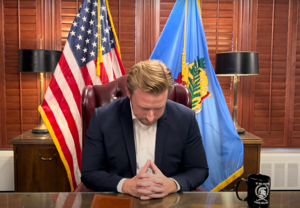 오클라호마 라이언 월터스 주교육감이 학생들과 부모들에게 '종교 자유 및 애국심 부서' 출범과 관련해 설명하고 있다. (사진:유튜브 화면 캡처)