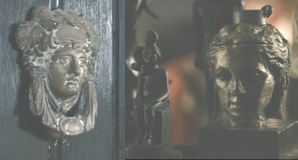 영화 앞 부분과 뒷부분에서 이러한 작은 신상들의 얼굴이 클로즈업된다. 왼쪽 사진은 루이스가 본 것이고 오른 쪽 사진은 프로이트가 본 것이다.