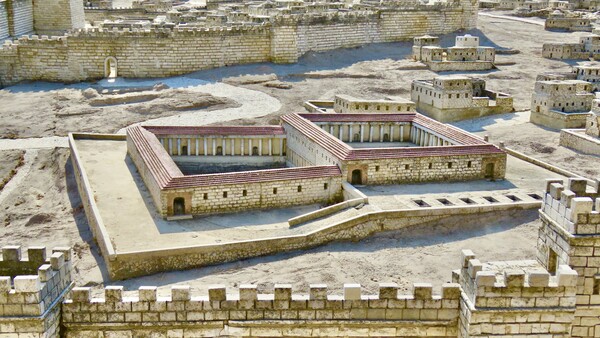 예루살렘 성전 북동쪽에 자리한 베데스다 연못. 베데스다 연못 뒤로 보이는 작은 문이 '양문'이다.  ⓒ김동문