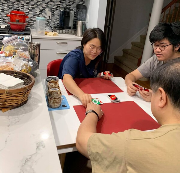 아빠 동생과 카드 놀이하는 예진. @ 엄마 그레이스 페북에서 퍼옴