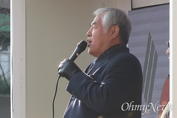 전광훈 목사가 지난 25일 오후 서울 용산구 한남동 대통령 관저 인근에서 진행된 '윤석열 대통령 수호 집회'에서 발언하고 있다. ⓒ 오마이뉴스